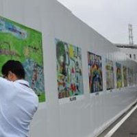 子どもが描く未来の白井　２７枚お目見え　新庁舎建設現場絵画