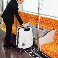 荷物スペースとして利用できる折り畳み座席