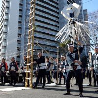 「まとい」を振りながら、木遣り歌を歌う船橋市鳶職組合のメンバーら
