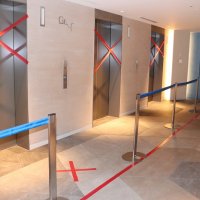 帰国者受け入れ期間中、感染防止のために施された「ゾーニング」によりエレベーターの使用などを制限した（東京ベイ東急ホテル提供）