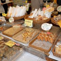 焼きたてパンは並べるそばから次々と客のトレーに
