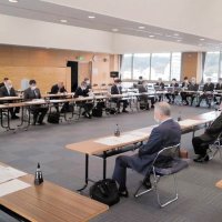 病院経営陣と市幹部らが出席した東金市議会への説明会＝２４日、東金市