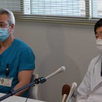 ワクチン接種を受けた後、取材に応じる千葉ろうさい病院の岡本院長（右）と安川副院長＝１７日、市原市