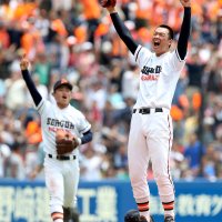 木更津総合高３年夏の選手権千葉大会、習志野高との決勝で完投勝ちして喜ぶ山下（右）＝２０１７年７月２５日、ＺＯＺＯマリン
