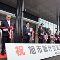 新庁舎前で記念のテープカットを行う明智忠直市長（左から２人目）、来賓の熊谷俊人知事（同３人目）ら＝１７日、旭市