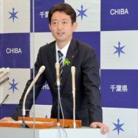 テレビ会議後、記者団の取材に応じる熊谷知事＝２８日、千葉県庁
