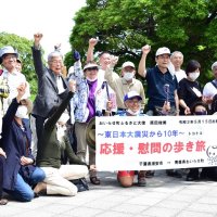 ふるさとまで歩く原田さんを応援する地域の仲間たち＝１５日、浦安市