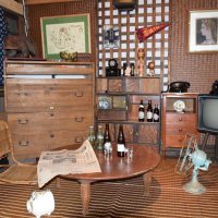 昭和３０年代ごろをイメージした展示。丸いちゃぶ台にテレビ、ダイヤル式の黒電話などが展示されている
