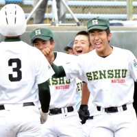 桐光学園―専大松戸　延長十回裏専大松戸１死一、三塁、サヨナラスクイズを成功させた山口（３）を笑顔で迎える専大松戸ナイン＝山日ＹＢＳ