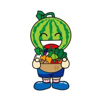 馬に乗るとみちゃん（写真上）と野菜を抱えるとみちゃん
