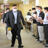 舛ノ山「応援に感謝」　栄出身　元前頭引退報告　町役場訪問　１５年の土俵人生振り返る