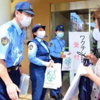 コロナ便乗詐欺に注意　鎌ケ谷署、接種会場で啓発