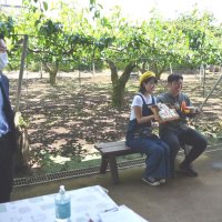 梨畑前の農園カフェ披露にも立ち会った村瀬さん（左）＝６月１日、船橋市二和東の「芳蔵園」