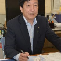 北総線問題について答える滝田県議＝印西市の事務所
