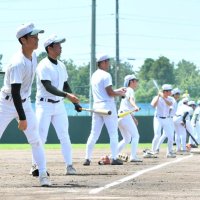 甲子園に向けて練習する専大松戸の石井（左端）ら。現在は大阪府内で調整を続けている＝７月２５日、松戸市