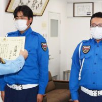 逆走車に飛び乗り運転手救出　熱中症で意識失う　印西　警備員に感謝状