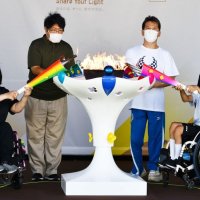 各自治体で起こした火を集火台に点火する参加者ら＝１８日、市原市