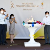千葉市の鈴木達也副市長が集火台に点火し「千葉県の火」が完成した＝１８日、市原市