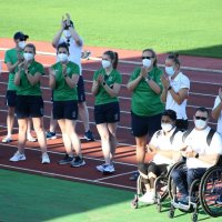中学生の演奏に感謝の拍手を送るアイルランド選手団
