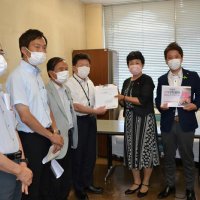 パラ学校観戦の中止を要望　署名１５１３人分を市に提出　共産党千葉市議団