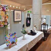 平和の願い込め美術展　コロナ収束祈る作品も　南房総道の駅で２９日まで