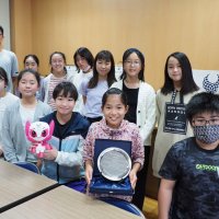 受賞を喜ぶ「オリパラ推進隊」の児童たち＝木更津市立清見台小
