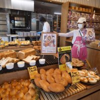 食パンをメインに多彩なこだわりのパンが並ぶ店内