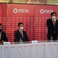 開幕に先立ちあいさつする神谷市長（右端）
