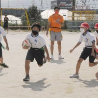 楽しもう！！タグラグビー　クボタスピアーズ選手指導　市原８小学校で一斉体験授業