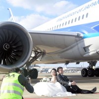 成田空港で新婚カップルが旅客機の近くで記念撮影ができるフォトサービスが始まった＝１１日