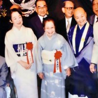 １９９９年に鈴木さん（中央）が「蛇笏賞」を受賞した際に撮影された一枚。右から３人目が瀬戸内さん＝鴨川市の鈴木真砂女ミュージアム