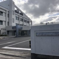 ８８歳運転の車にはねられ妻死亡　男性けが　「踏み間違えた」車数台に衝突　横芝光、店舗の駐車場