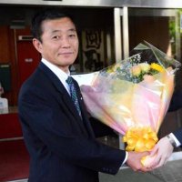 初登庁で花束を手にする所容疑者＝２０１８年４月２７日、多古町役場