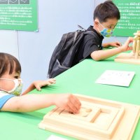 動きの仕組みを模型を動かして学ぶ子ども＝市川市
