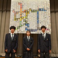コロナ禍に「虹の架け橋」　八街高生モザイクアート　５００人分の写真、思い込め