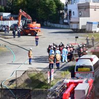 現場周辺に集まる消防車や救急車＝１２日午後０時５５分ごろ、市川市