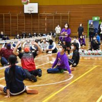 パラ加藤選手熱血指導　「夢持ち成長して」とエール　安房拓心高生徒シッティングバレー体験　南房総
