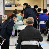 外国人の入国禁止が適用される日本時間３０日午前０時を過ぎてフィンランド・ヘルシンキを出発した便で到着した日本人や再入国者などの旅客ら＝成田空港