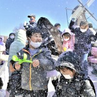 ２年ぶり雪の贈り物に子どもたち笑顔　船橋・アンデルセン公園　北欧のお菓子や雑貨並ぶクリスマスマーケットも
