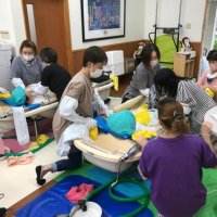利用者目線の仕事につなげる、スタッフ同士の体験入浴（同社提供）

