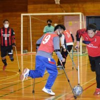パラ競技通じ共生理解　印西・滝野中　アンプティサッカー体験　古城さん（ＡＣミラン傘下所属）ら講師に
