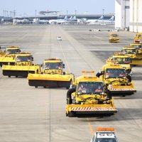 Ｖ字編成除雪円滑に　冬本番備え成田空港