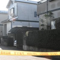 乳児が投げ落とされたとされる施設（右から２番目の建物）＝１５日午前８時５０分ごろ、四街道市物井