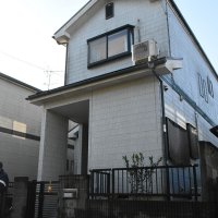 【速報】２階から乳児投げ落とし殺害疑い　２３歳母親を逮捕　四街道の施設