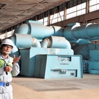 発電機を回すタービンを前に、再稼働の安全性について説明する亀井所長＝１６日、市原市