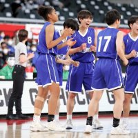 第１クオーター、士気を高める昭和学院の選手ら（日本バスケットボール協会提供）