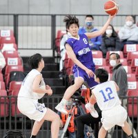 第２クオーター、パスを出す昭和学院・花島（８）（日本バスケットボール協会提供）