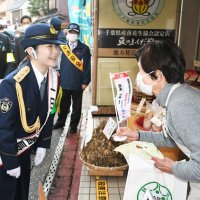 並木選手が一日署長　成田山参道で防犯呼び掛け　ボクシング銅