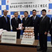 旭中央病院へ豚肉、鶏卵　飼料用米２団体　コロナ対応感謝し贈る