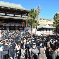 今年こそ平穏願い　成田山新勝寺に初詣　大本堂へ長い列